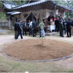 村の大国神社では豊作を祈願する神事が行われます。役員の皆さんは正装で出席です。土俵では子供相撲が催されます。